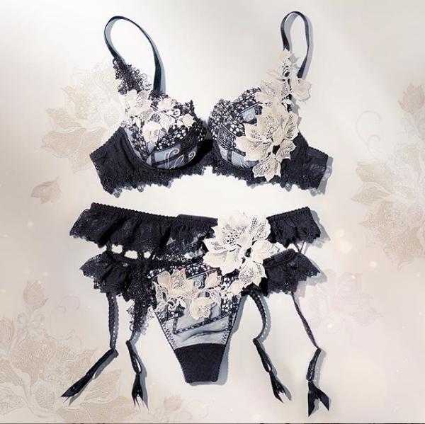 Japan's local Wal Salute high-end exquisite and gorgeous flower underwear bra Japan 711