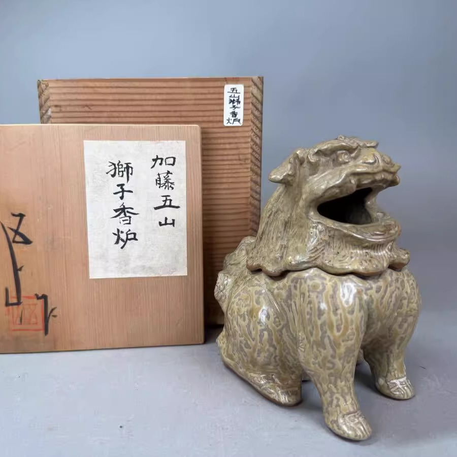 日本昭和时代狮子瓷香炉《加藤五山作，坐姿狮子香炉》