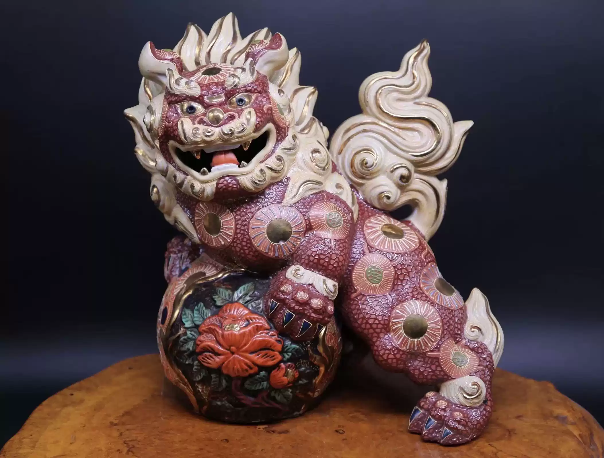 日本古董瓷器，伊万里烧《金彩染锦技艺，眠猫置物一对》陶瓷睡猫