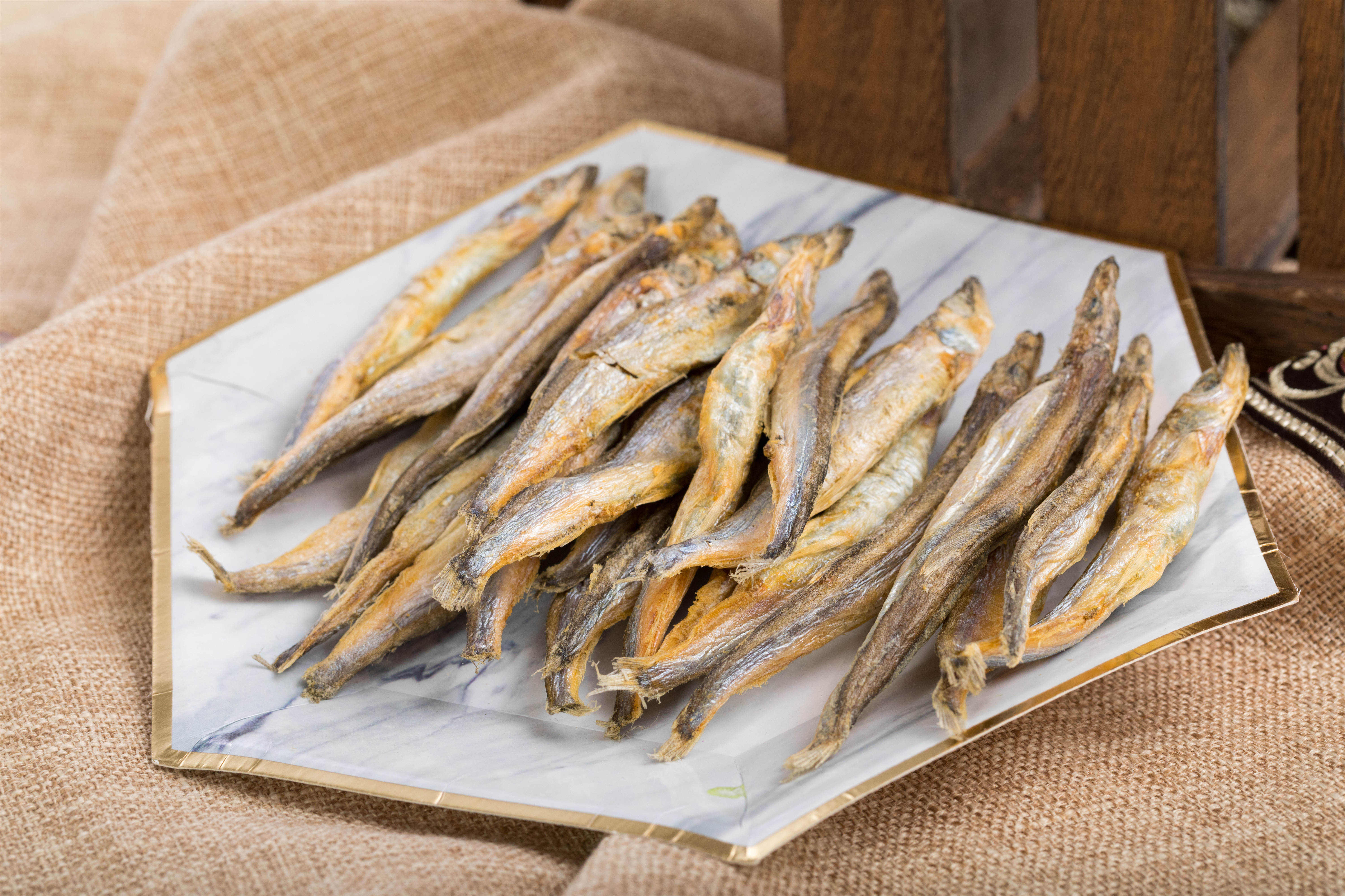 Mèo và chó đông lạnh cá mùa xuân đồ ăn nhẹ 500g cá đỏ cá khô đa hạt giống mèo làm đẹp tóc dinh dưỡng đông khô - Đồ ăn nhẹ cho mèo minino 1.3 kg