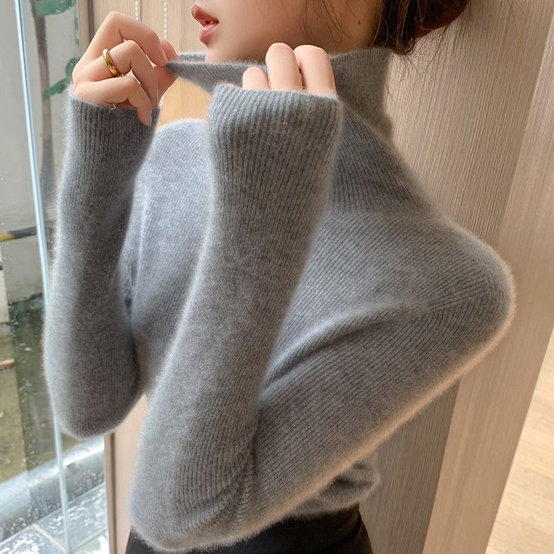 秋冬用の厚手のハイカラー100%ウールセーター。タイトなラペルの裾がついたスリムなセーターで、外出着としても着用できます。