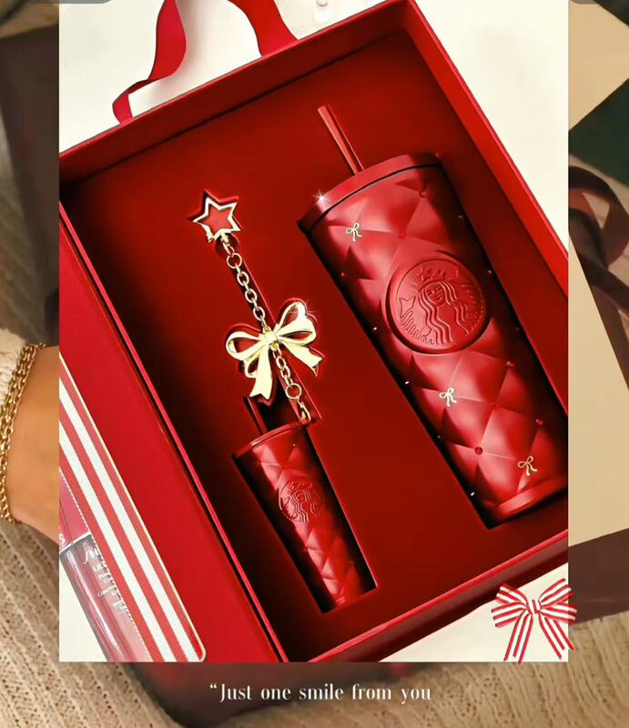 Starbucks Christmas Red Diamond Straw Gift Box with Pendant 11.3 New Release Starbucks Christmas Red Diamond Straw Gift Box with Pendant 11.3 New Release