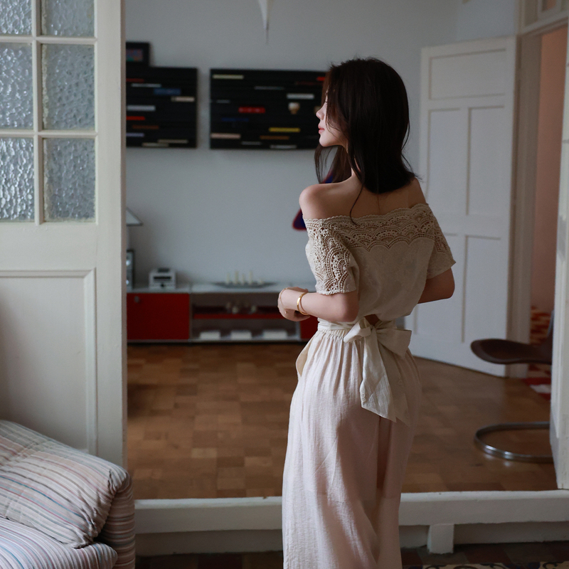 Muzi Li's Korean-Style Loose-Fitting Off-Shoulder Lace Embroidered Tie-Waist Top with Drapey Wide-Leg Pants for Women in Summer Muzi Li's Korean-Style Loose-Fitting Off-Shoulder Lace Embroidered Tie-Waist Top with Drapey Wide-Leg Pants for Women in Summer