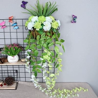 Синяя и белая гидрангея, глицария, висит стена