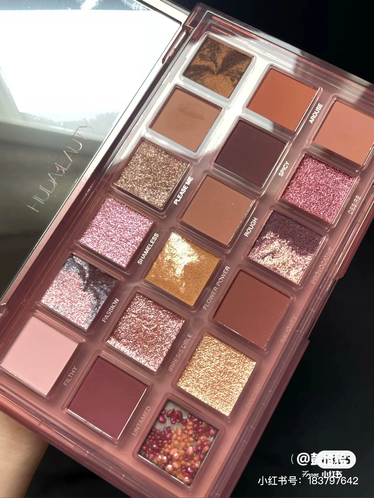 Палетка теней для век HUDA beauty Quartz содержит оттенки розовый, 18 цветов