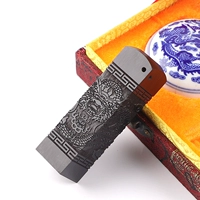 Верхнее отверстие деревянного дракона из черного дерева отправляется в печатную грязь