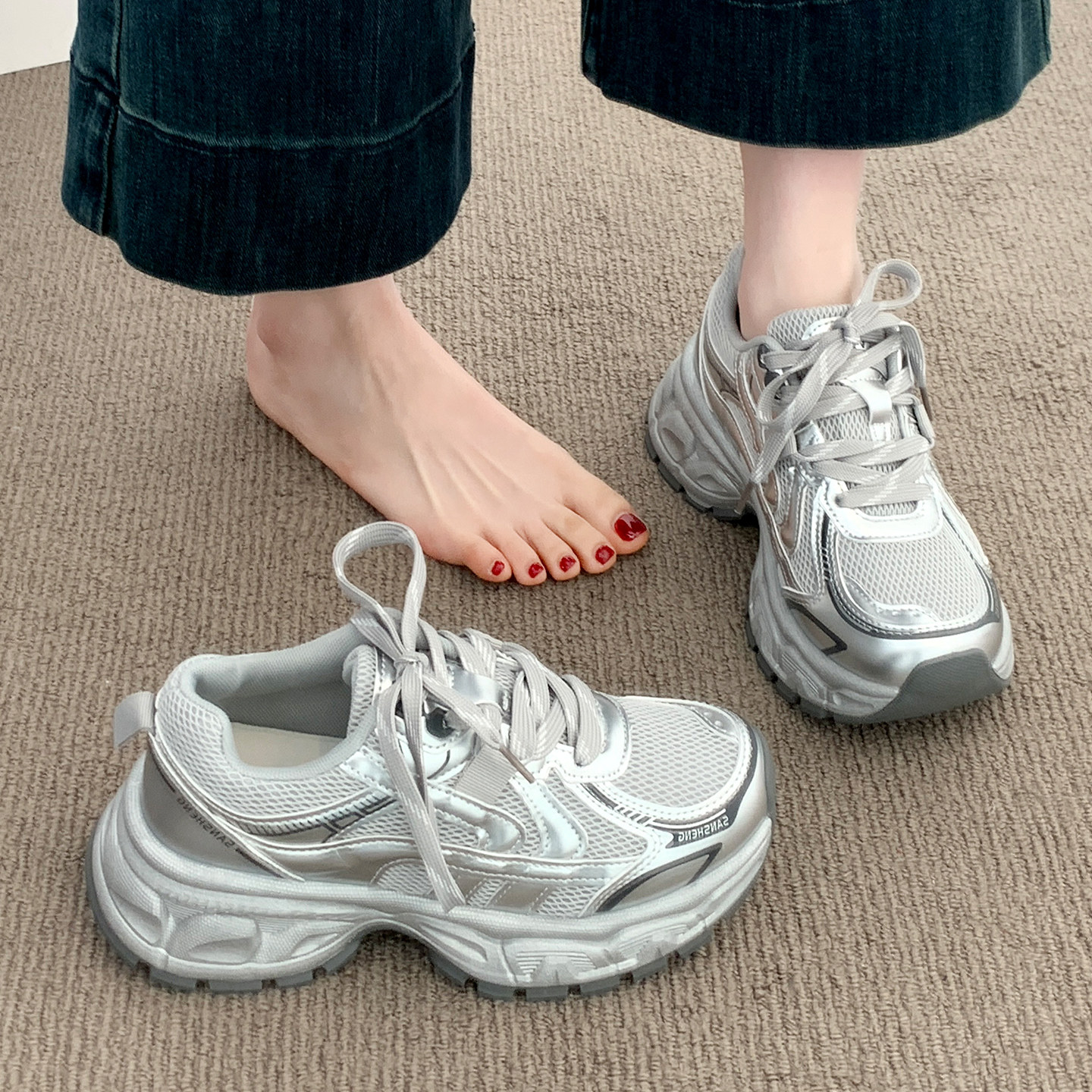 Серебристая женская обувь daddy shoes на толстой подошве, новинка весны 2026 года, легкая универсальная спортивная обувь из сетчатого материала super fire, увеличивающая рост