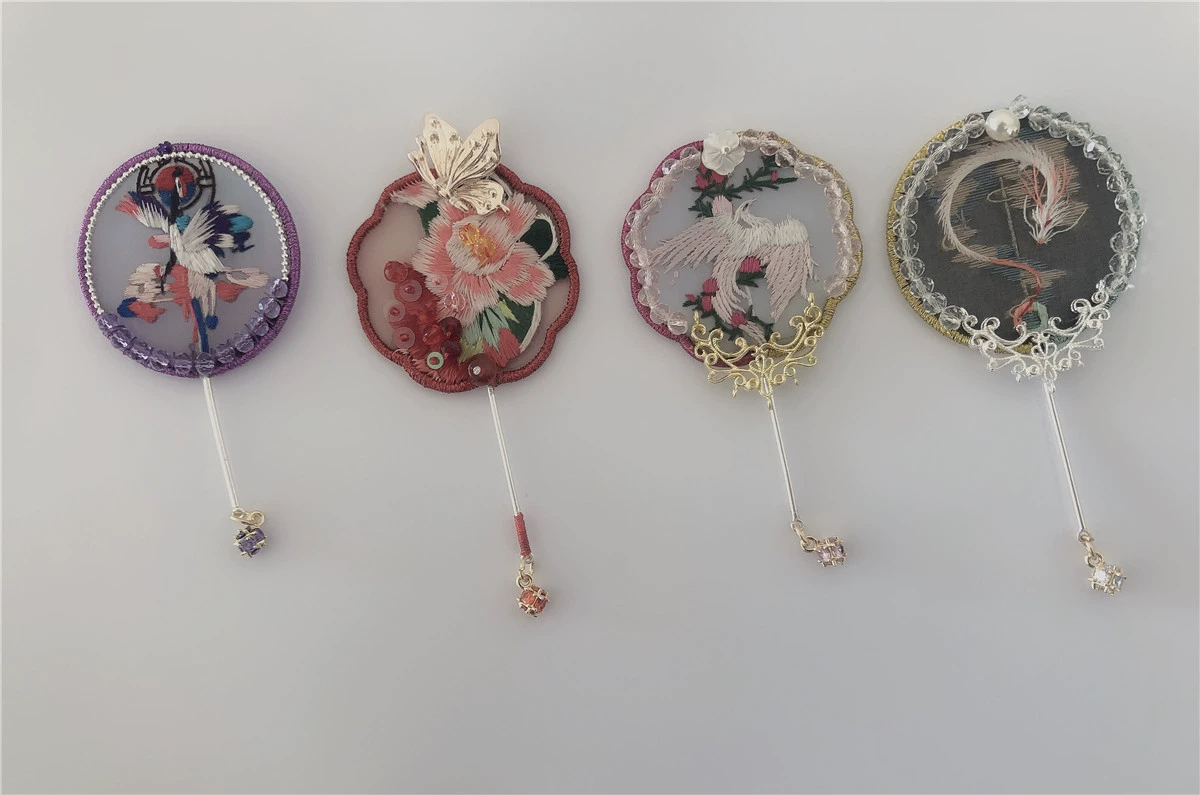 Thủ công thêu xong thêu BJD búp bê quạt phi nhân cung quạt quạt tròn quạt bạc trâm hạc 4.5 CM - Trâm cài