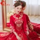 Модель с золотой вышивкой