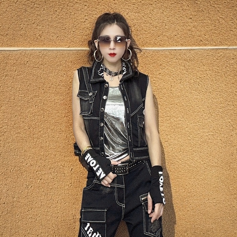 European Style Women's Autumn 2025 New Fashionable and Age-Reducing High-End Black Slimming Versatile Vest with Unique Sleeveless Design