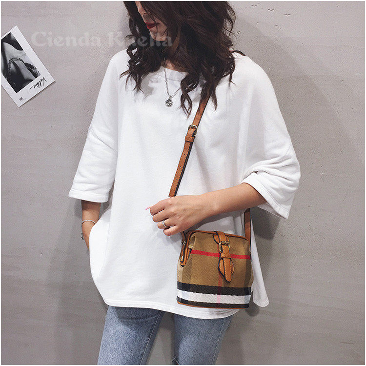 2021 New Light Lavish Brands Women's Bags Official Single Shoulder Sloped Satchel Fashion 100 Hitch Superior Packet Bag Tide