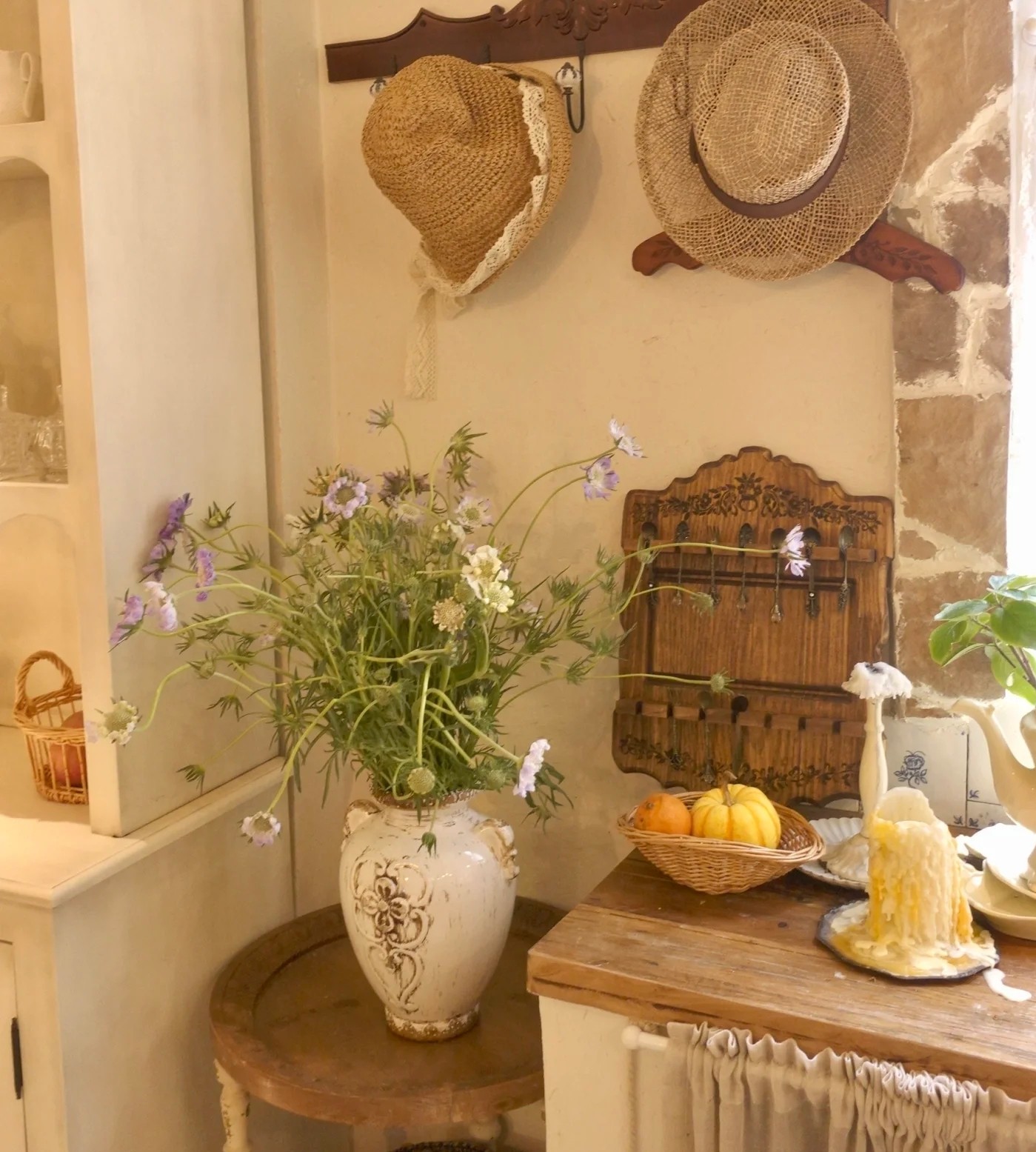 多功能木质挂架:家门旁的艺术装饰与收纳革命