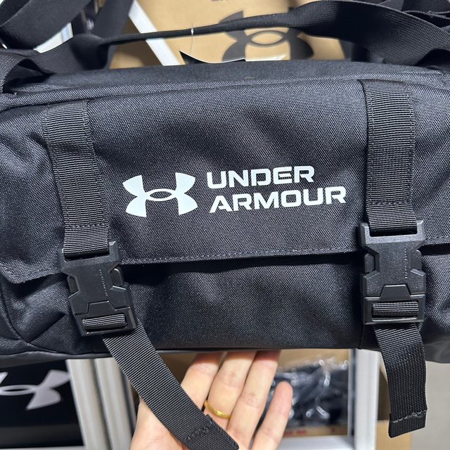 Under Armour UA ກິລາໂຍຜະລິດຂອງຜູ້ຊາຍແລະແມ່ຍິງອອກກໍາລັງກາຍອອກກໍາລັງກາຍ crossbody ຖົງເດີນທາງຂະຫນາດໃຫຍ່ 1376466