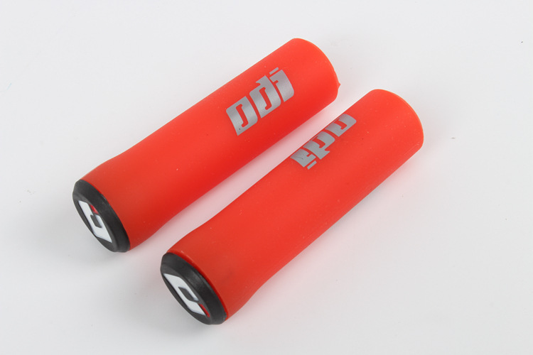 ODI Hoa Kỳ của bộ trượt silicone xe tay ga của trẻ em cân bằng xe hơi cao su silicone tinh khiết tay cầm găng tay chống sốc mặc - Smart Scooter xe thăng bằng dành cho bé mấy tuổi