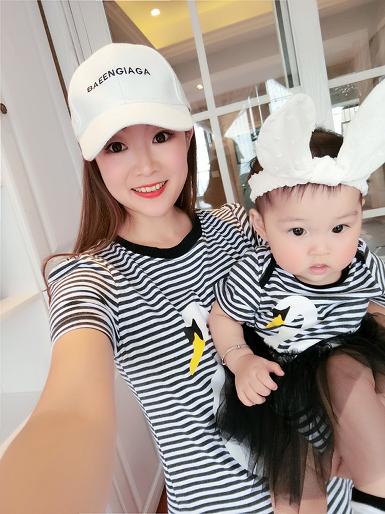 Bé cha mẹ và con mùa hè ăn mặc một gia đình ba bé áo choàng romper bé sơ sinh onesies mẹ váy thủy triều