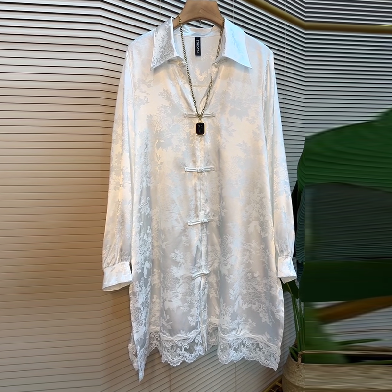 French Plus-Size Women's Clothing, Retro Style, Chic Mid-Length Long-Sleeved Top with a Turn-Down Collar, Button Placket, Lace Hem, Trendy Shirt