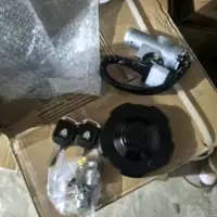 Оригинальный комплект старой модели с большой крышкой топливного бака и двумя прямыми ключами.