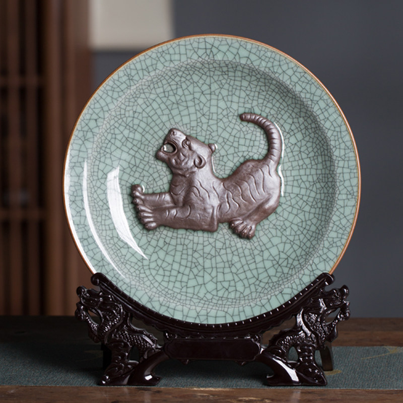 Chinese-style ceramic decoration plate Longquan celadon brother kiln ice crack tiger porcelain plate TV cabinet home decoration 25cm