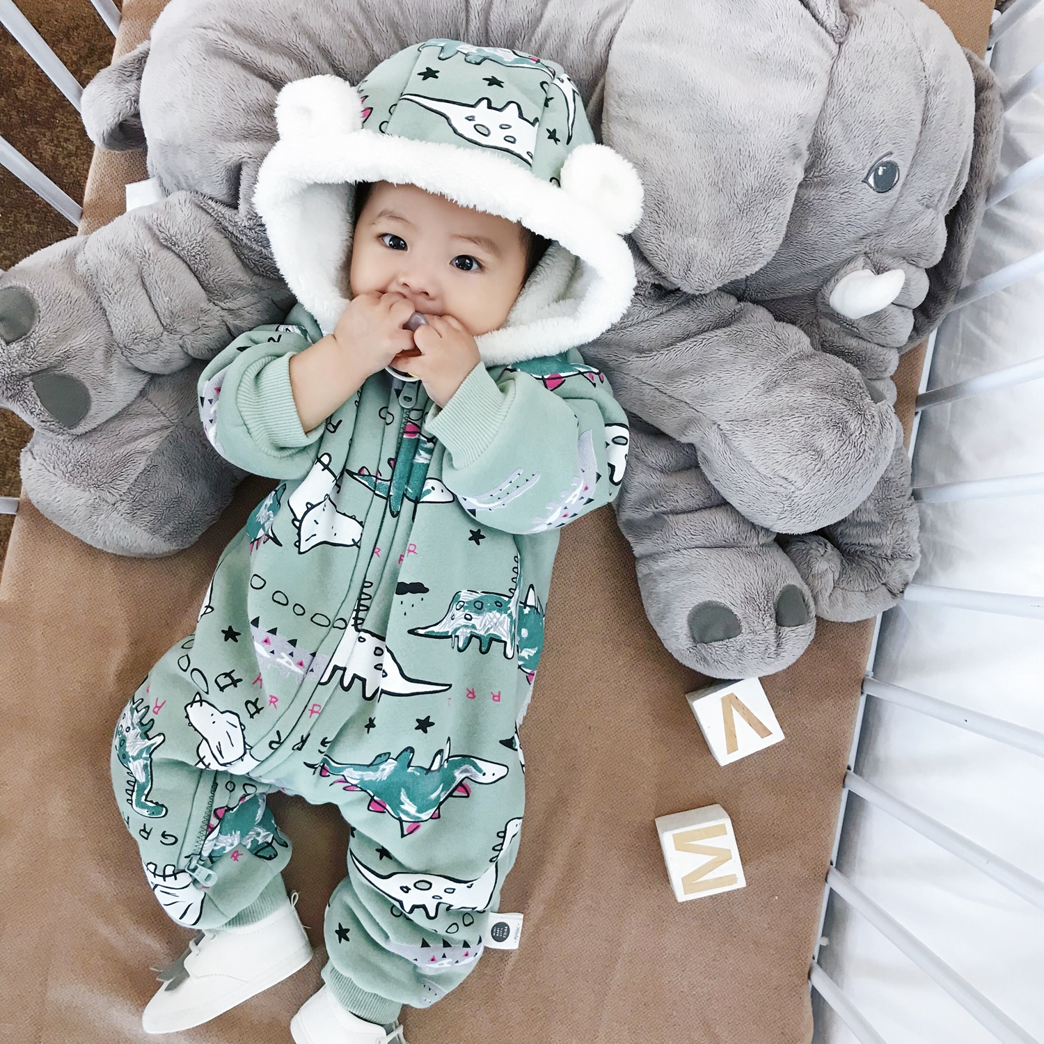 Quần áo trẻ em mùa đông cộng với quần áo nhung nam và nữ trẻ sơ sinh ấm ra quần áo 01 tuổi dây kéo trùm đầu áo bé trai