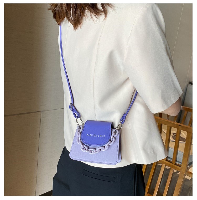 Small Solid Color Magnetic Buckle Crossbody Bag display picture 11