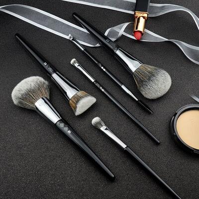 The same fillimi foundation, loose powder, eyeshadow, concealer, contouring, eyeliner, eyebrow brush, and nose shadow brush as Wang Feifei's
