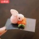 Маленький розовый кролик ест 1 морковку