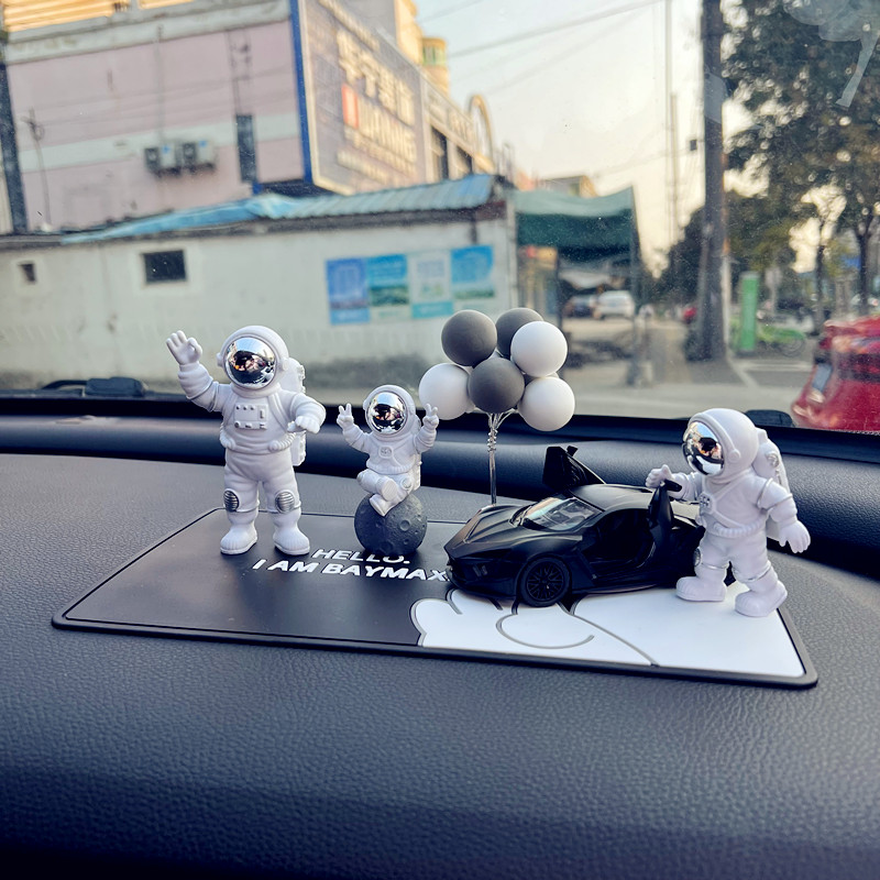 Astronaut car Small swing piece upscale male onboard incense High sense creative astronaut's in-car adornment planet-Taobao
