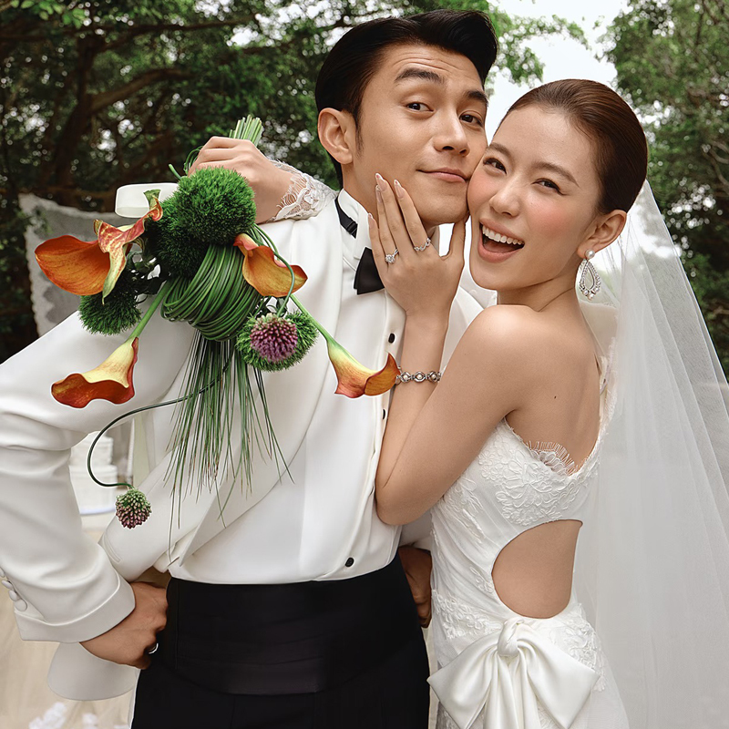 Outdoor Wedding Photo Props Bride Holding Flowers Orange Calla Lilies Artificial Bouquet Wedding Registration Photo Hand-Held Flowers Outdoor Wedding Photo Props Bride Holding Flowers Orange Calla Lilies Artificial Bouquet Wedding Registration Photo Hand-Held Flowers