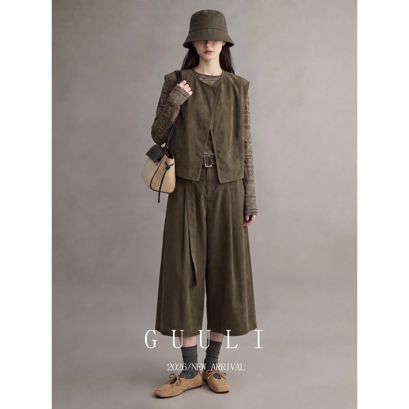 Olive Green Sleeveless Vest, Long-Sleeved T-Shirt, Cropped Wide-Leg Pants, a Very Stylish Outfit, a Complete Set of Women's Clothing for Early Autumn