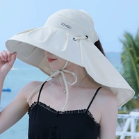 Бежевая накидка, солнцезащитная шляпа