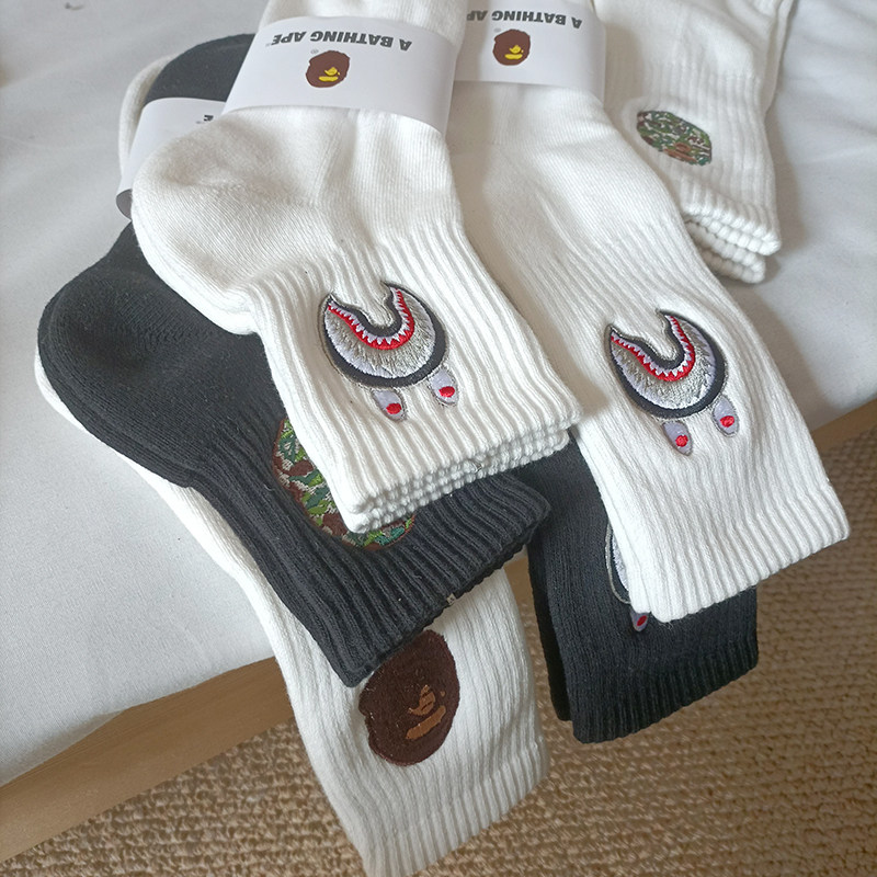 2022 new BAPE socks embroidered ape head men and women black and white mid-tube towel bottom autumn and winter sports stockings tide