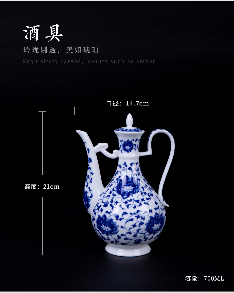 , wine suits for domestic Chinese blue and white porcelain ceramics hip liquor cup. A small handleless wine cup goblet cups of black liquor