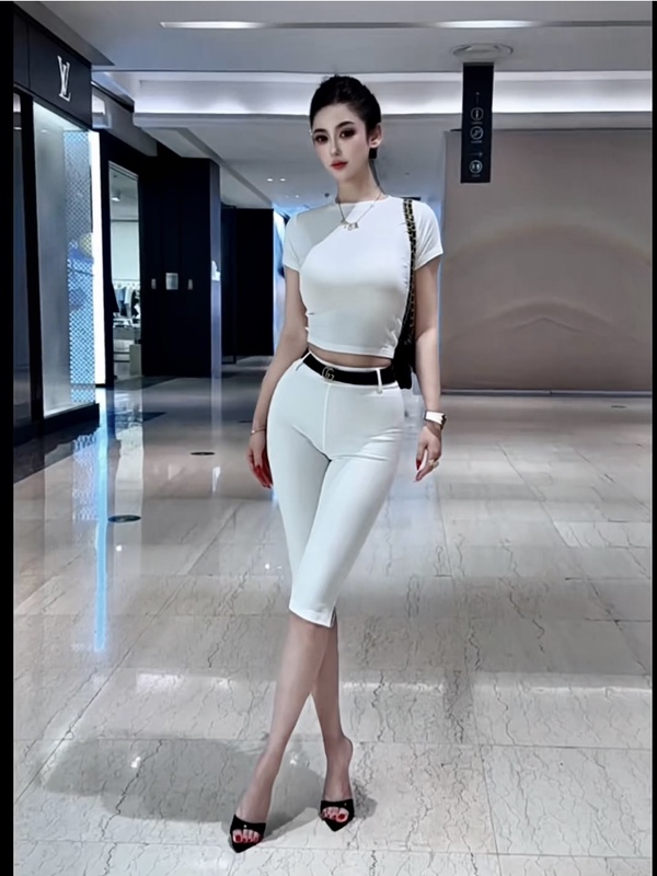 This Year's Popular Internet-Famous Capri Pants Are Summer Casual Pants, Cropped Pants, Stretchy, Slim-Fitting, Fashionable, and Stylish Short Pants