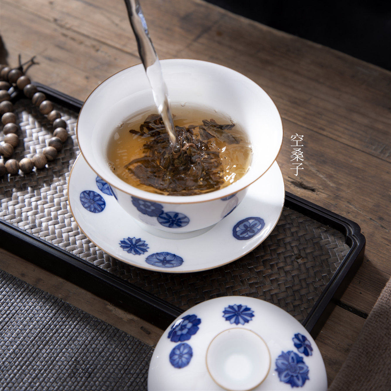 Underglaze blue and white leather ball flower three talent cover bowl pure handmade thin tire round melting cover bowl ceramic kung fu tea set