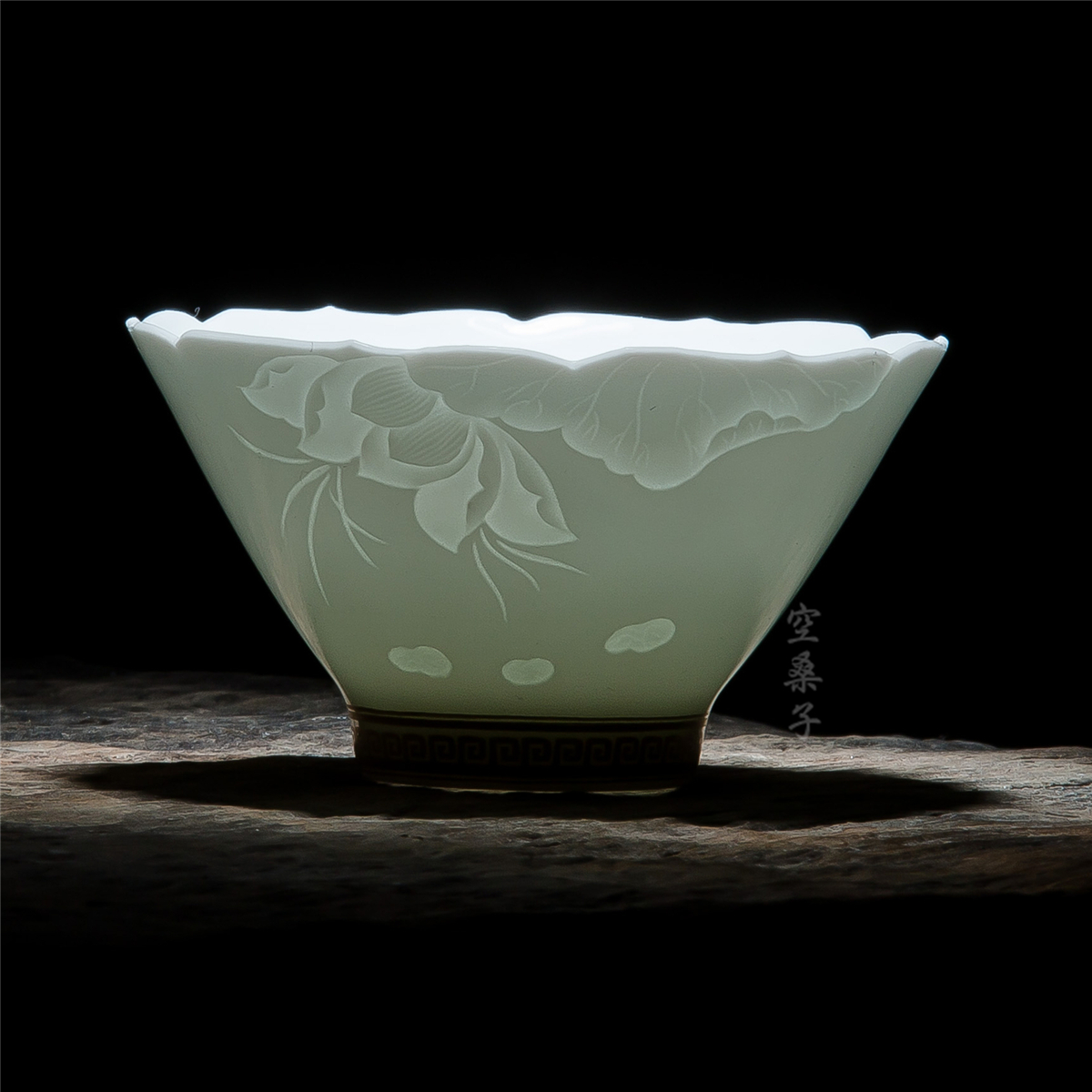 Jingdezhen handmade ceramic carving shadow celadon half knife mud Lotus Pure gold edge back pattern hat Tea cup