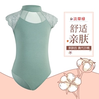 Светлая трава зеленая