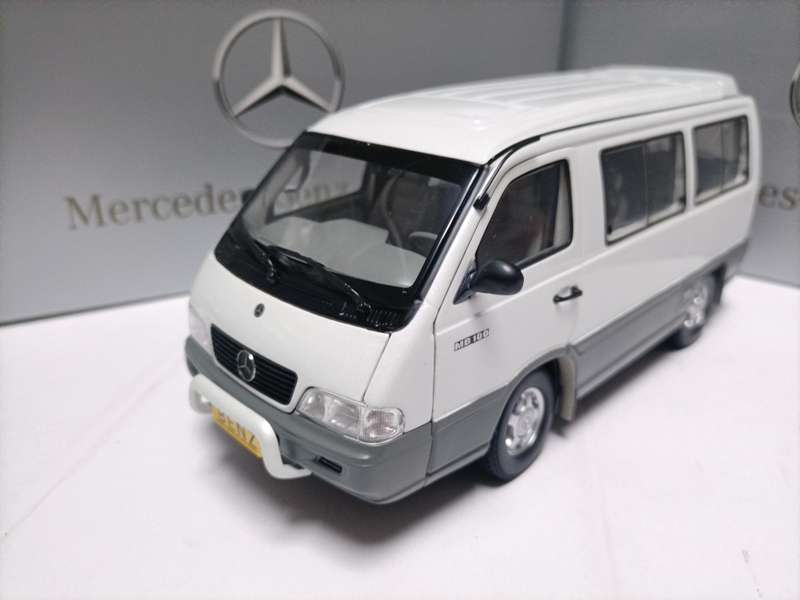 Shuanglong Mercedes-Benz Mb100 1:24 Huizhong Yizhanna Alloy Openable Door Business Van Model