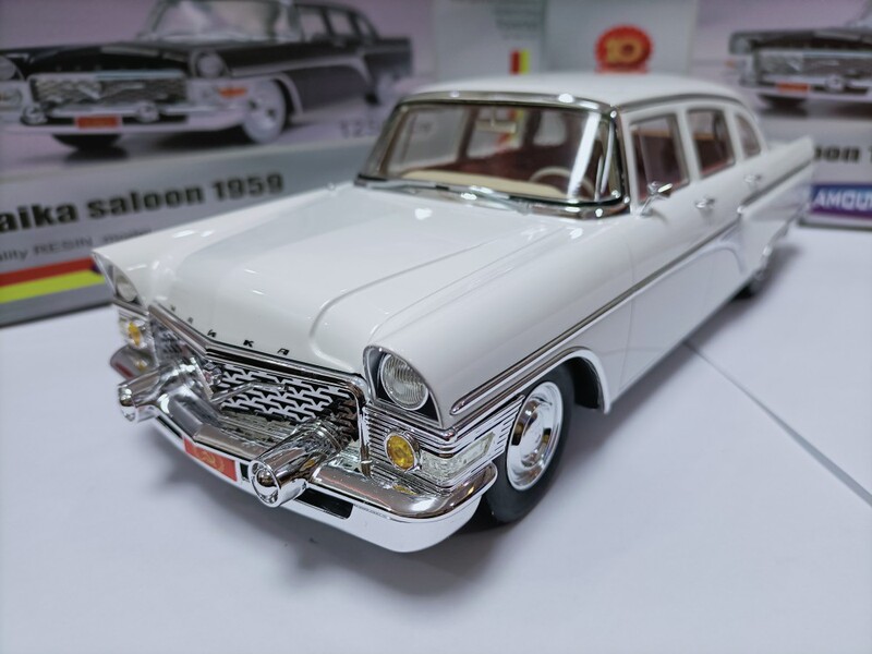 Toyways 1:18 Soviet Gaz Seagull Four-Door Luxury Sedan Model Gaz13 Chaika White and Black