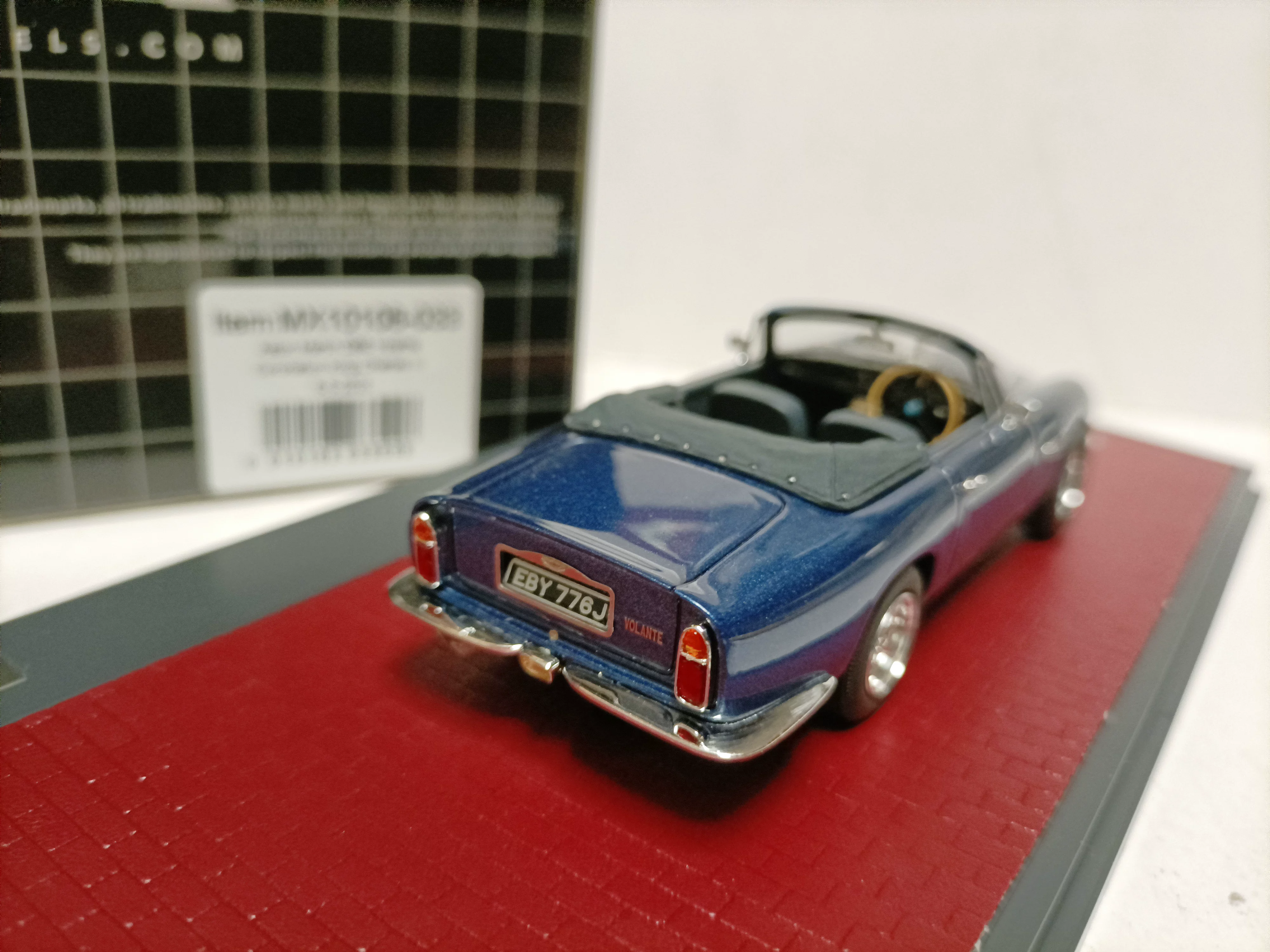 Модель спортивного автомобиля Aston Martin 1:43 Matrix Aston DB6 2023 Коронация Чарльза III