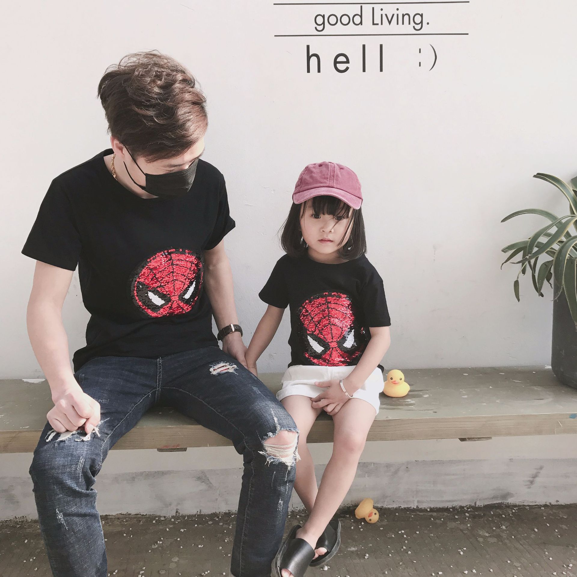 Rung động vui vẻ gia đình tải mùa đông và mùa đông gia đình ba đứa con lớn trong chiếc áo len sequin cộng với nhện mẹ và con gái nhung thời trang gia đình