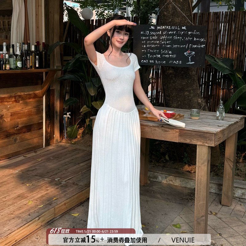 Venuie White Short-Sleeved Waist-Cinching Dress, Light Luxury and Elegant Dress, Design-Inspired Square-Neck Knitted A-Line Long Skirt