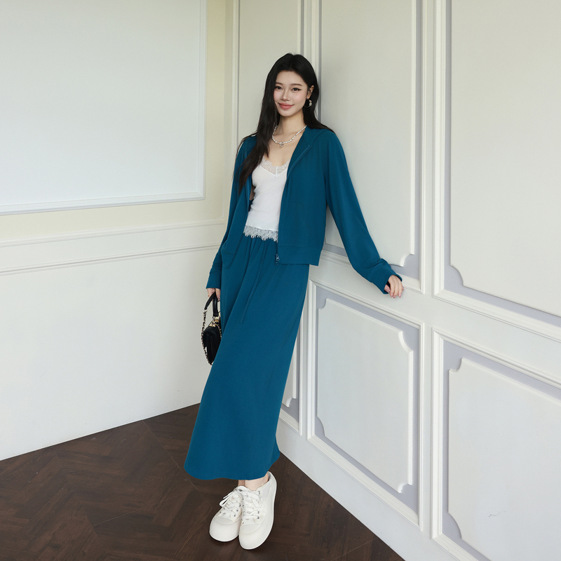 Laoyangjia Clothing: Blue Slimming Outfit with Specially Mixed Colors, Sweatshirt, Short Jacket, and Skirt Two-Piece Set Laoyangjia Clothing: Blue Slimming Outfit with Specially Mixed Colors, Sweatshirt, Short Jacket, and Skirt Two-Piece Set
