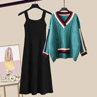 Зеленый свитер, черное платье-комбинация