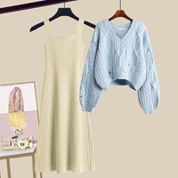 Синий свитер, абрикосовое платье-комбинация