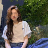 Японская однотонная брендовая летняя футболка, с вышивкой, круглый воротник, свободный крой