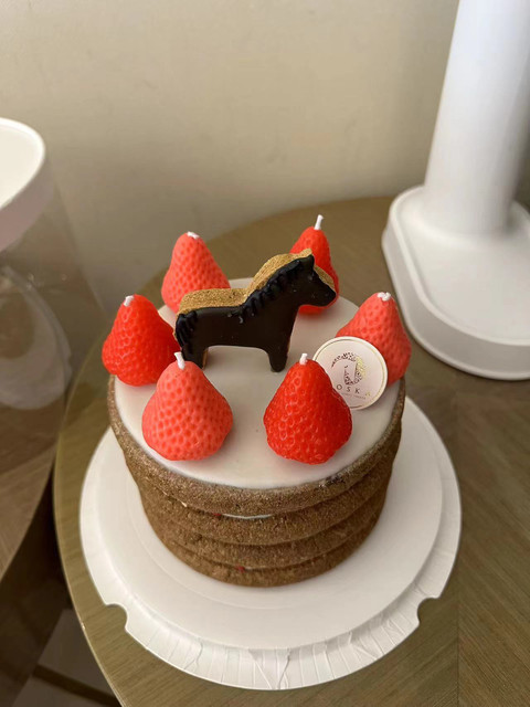 ສັ່ງຫນຶ່ງອາທິດ IROKA summer limited edition cake strawberry pony cake 6-inch 4-layer horse cake birthday cake