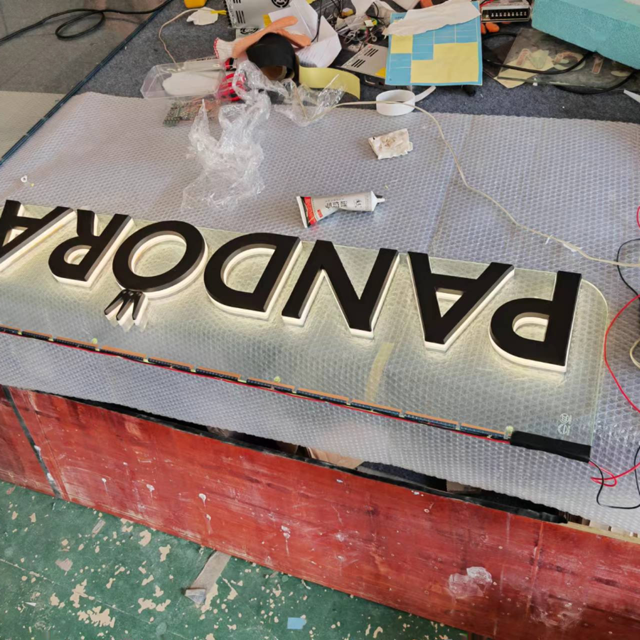 导电玻璃发光字怎么选？源头厂家揭秘无线发光标识牌黑科技🔥