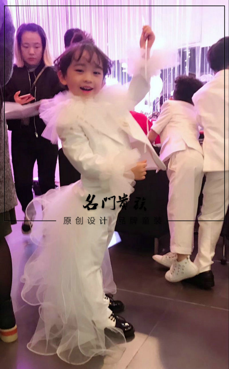 Chàng trai mới sàn catwalk phù hợp với thủy triều phù hợp với mô hình cạnh tranh T trạm cuối cùng bữa tiệc sinh nhật ăn mặc máy chủ chàng trai và cô gái comple đẹp cho bé trai