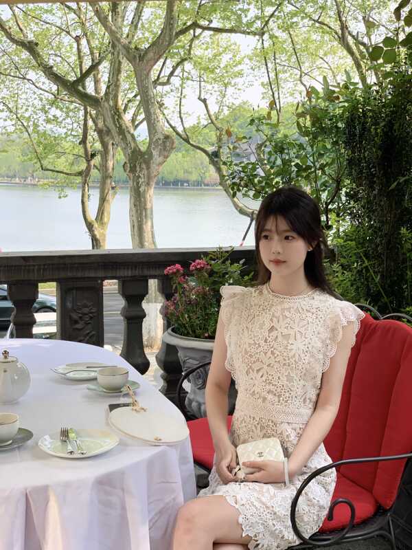 【Third Batch】【Exclusive Signature】White as Jade~Chinese-Style Elegant and High-End Floral Lace Cheongsam 【Third Batch】【Exclusive Signature】White as Jade~Chinese-Style Elegant and High-End Floral Lace Cheongsam