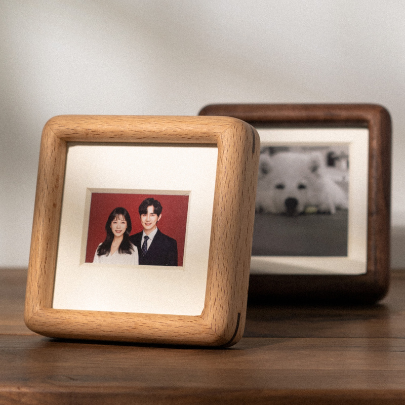 Original Solid Wood Vintage High-Quality Round-Edged Square Cardboard Personalized Display Stand with Photo Printing Frame Decoration